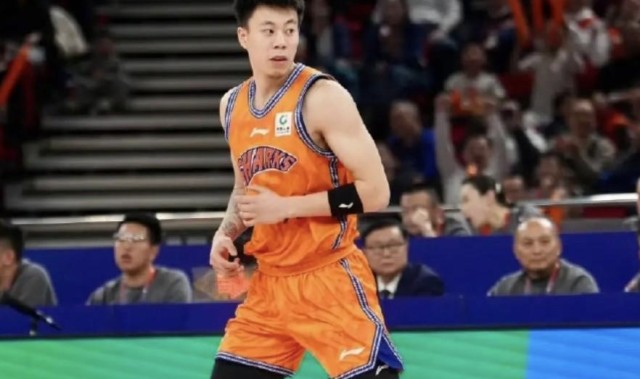 开云APP-77号的跨洋共鸣！张镇麟为湖人球员东契奇全明星拉票