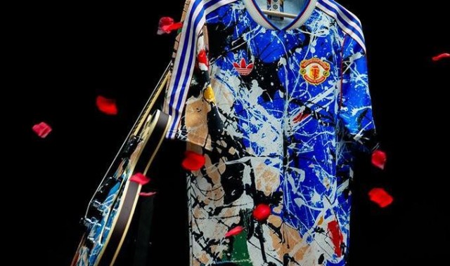 开云APP-曼联发布与石玫瑰乐队联名球衣，设计源自足球看台文化