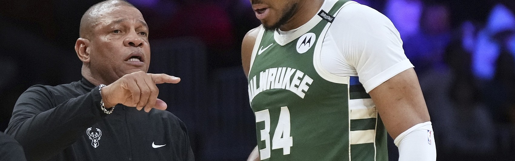 开云-情况不妙！字母哥两罚不中&amp;沃克追身三分 老鹰下半场10-0打停雄鹿