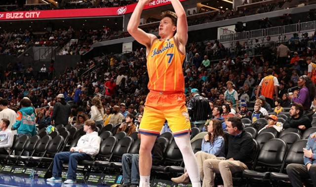 kaiyun-仅用46场！库里也没实现的79年NBA三分纪录，被19岁克尼佩尔做到|斯蒂芬·库里|76人队|费城76人队|夏洛特黄蜂队|迈尔斯-布里奇斯_新浪体育_新浪新闻