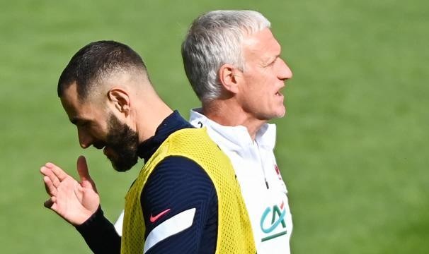 开云官网-西媒揭秘：本泽马被德尚“扫地出门”，伤病只是借口