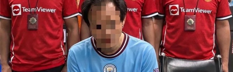 开云-泰国曼城球迷涉毒被捕，警察穿曼联球衣拍照：曼彻斯特是红色的