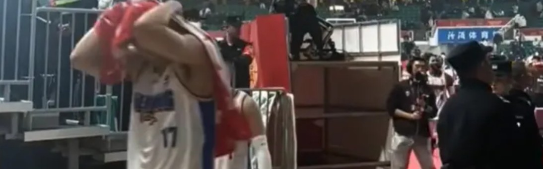 开云APP-朝球员吐口水！山西球迷太猛了，令人大开眼界！