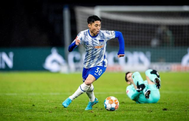 1644975828827044298.jpg 李东俊1月底加盟柏林赫塔后已连续2轮替补出场.jpg